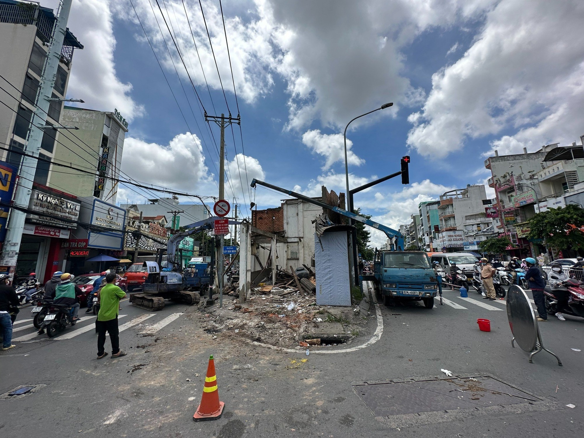 Đường Lũy Bán Bích ra sao sau khi tháo dỡ căn nhà án ngữ suốt 10 năm? - Ảnh 5. Đường Lũy Bán Bích ra sao sau khi tháo dỡ căn nhà án ngữ suốt 10 năm? - Ảnh 5.