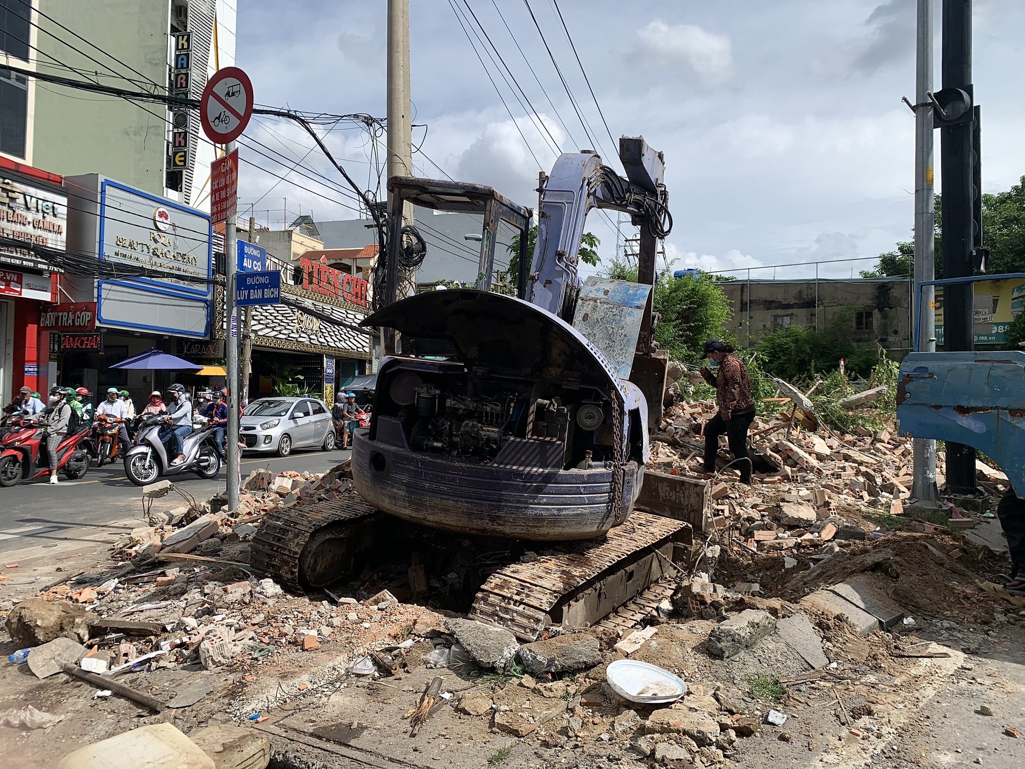 Đường Lũy Bán Bích ra sao sau khi tháo dỡ căn nhà án ngữ suốt 10 năm? - Ảnh 3. Đường Lũy Bán Bích ra sao sau khi tháo dỡ căn nhà án ngữ suốt 10 năm? - Ảnh 3.