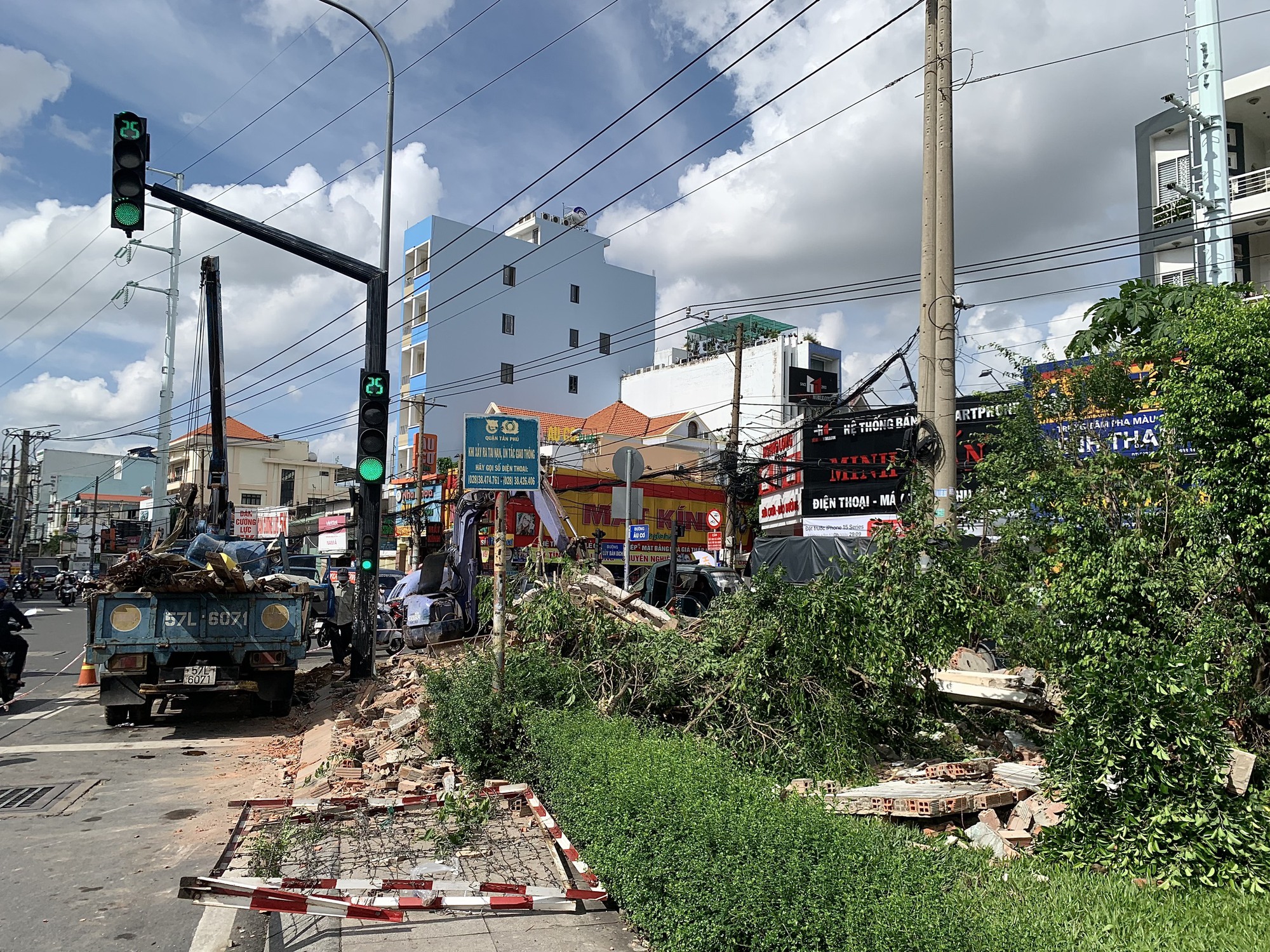 Đường Lũy Bán Bích ra sao sau khi tháo dỡ căn nhà án ngữ suốt 10 năm? - Ảnh 4. Đường Lũy Bán Bích ra sao sau khi tháo dỡ căn nhà án ngữ suốt 10 năm? - Ảnh 4.