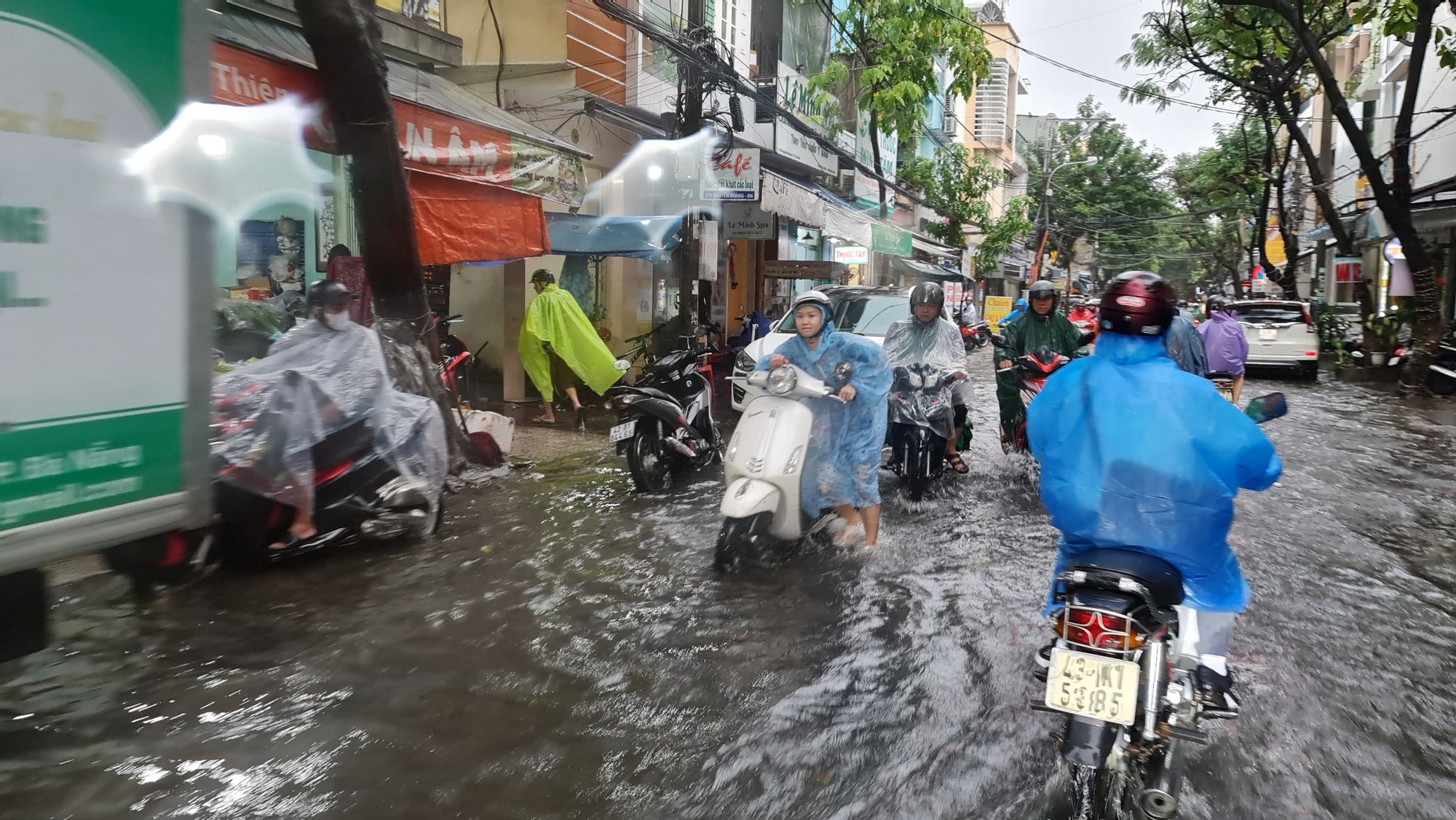 Nhiều nơi ở miền Trung ngập sâu, hàng loạt nhà tốc mái - Ảnh 12.