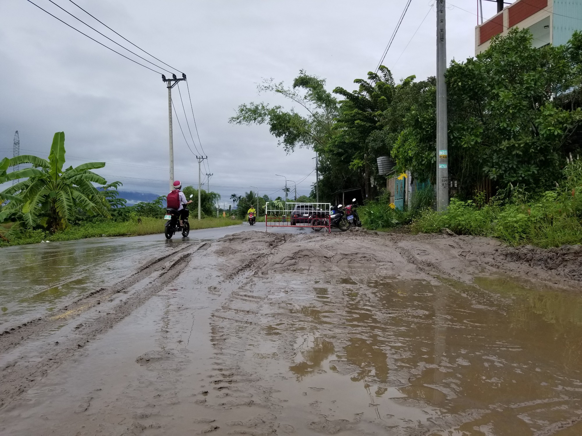 Cận cảnh bùn ùn ùn tràn vào nhà dân ở Đà Nẵng - Ảnh 9.