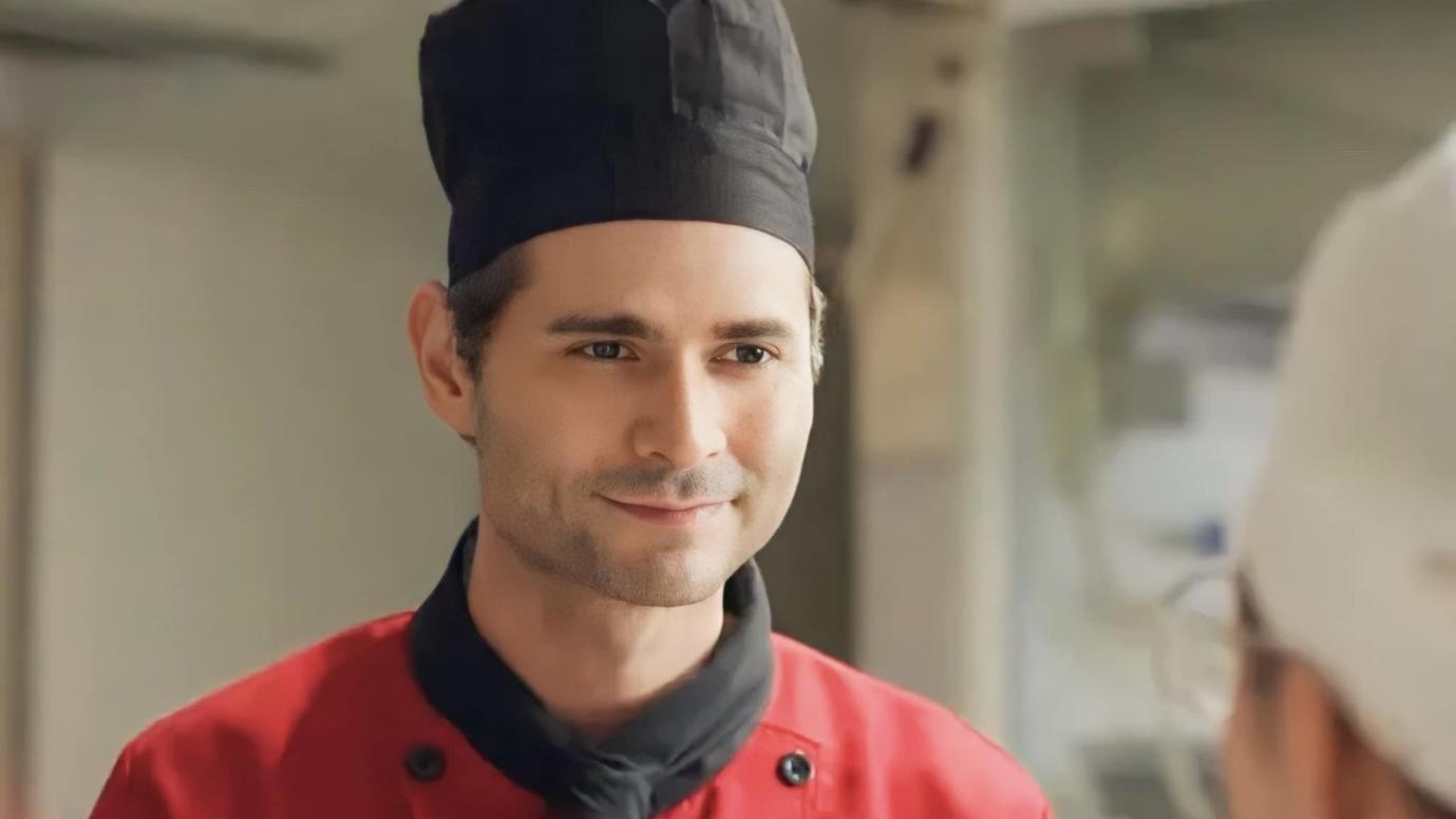 अभिनेता चार्ली विन 41 वर्ष की उम्र में ट्रेंडी फैशन स्टाइल के साथ आगे बढ़ते हुए - फोटो 1. Diễn viên Charlie Win lão hóa ngược ở tuổi 41 với phong cách thời trang thời thượng - Ảnh 1.