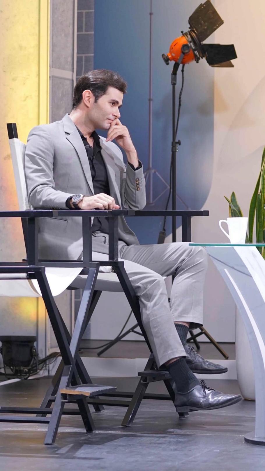 अभिनेता चार्ली विन 41 वर्ष की उम्र में ट्रेंडी फैशन स्टाइल के साथ आगे बढ़ते हुए - फोटो 2. Diễn viên Charlie Win lão hóa ngược ở tuổi 41 với phong cách thời trang thời thượng - Ảnh 2.