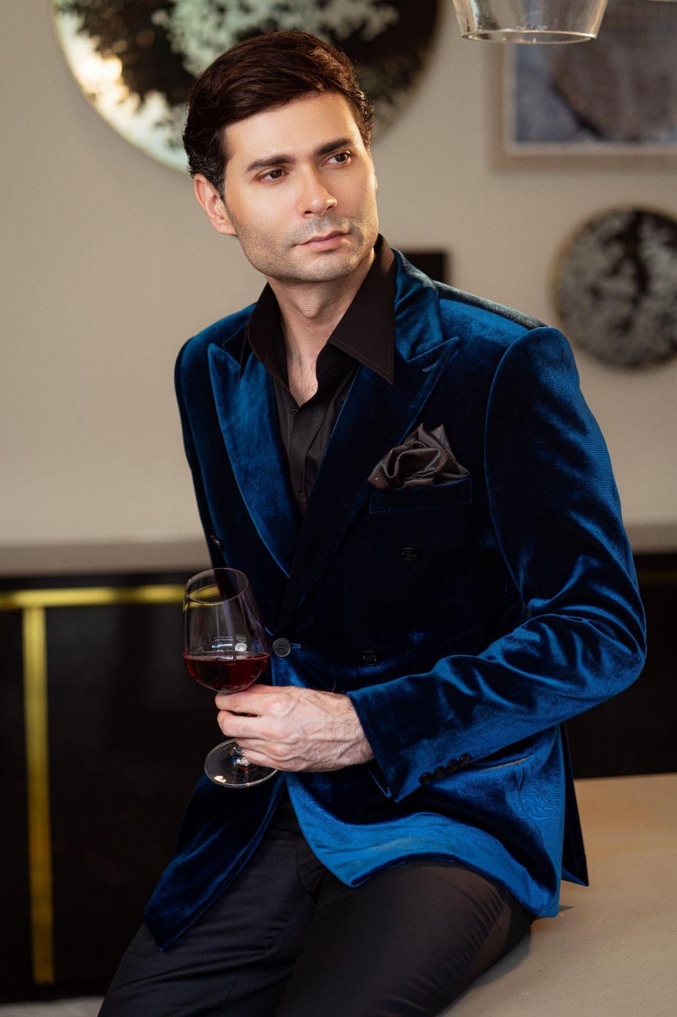 अभिनेता चार्ली विन 41 वर्ष की उम्र में ट्रेंडी फैशन स्टाइल के साथ आगे बढ़ते हुए - फोटो 3. Diễn viên Charlie Win lão hóa ngược ở tuổi 41 với phong cách thời trang thời thượng - Ảnh 3.