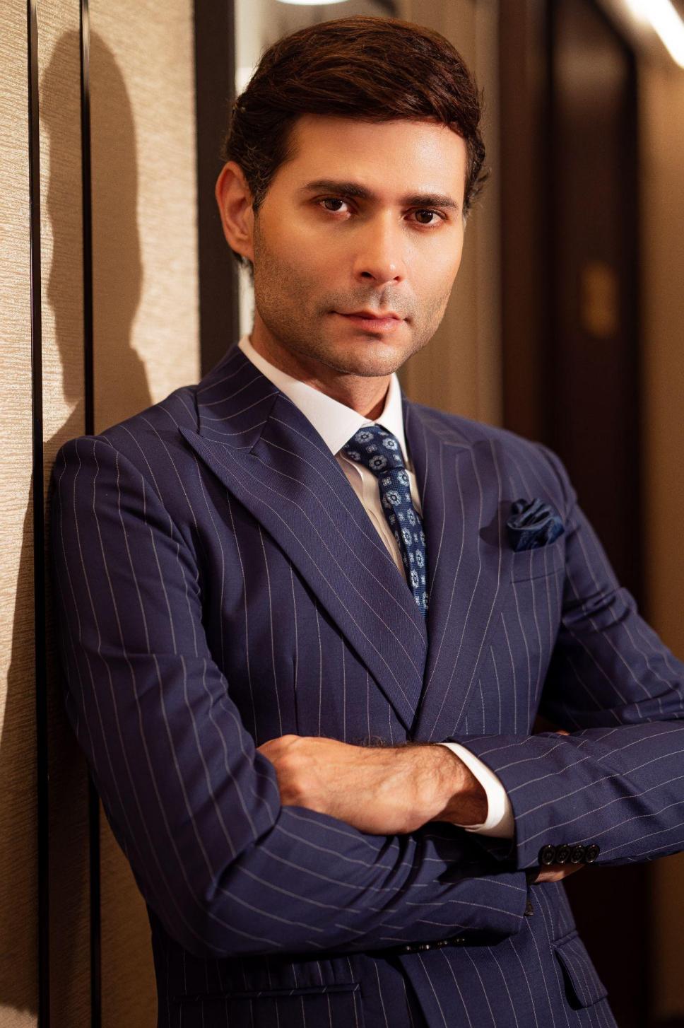 अभिनेता चार्ली विन 41 वर्ष की उम्र में ट्रेंडी फैशन स्टाइल के साथ आगे बढ़ते हुए - फोटो 4. Diễn viên Charlie Win lão hóa ngược ở tuổi 41 với phong cách thời trang thời thượng - Ảnh 4.