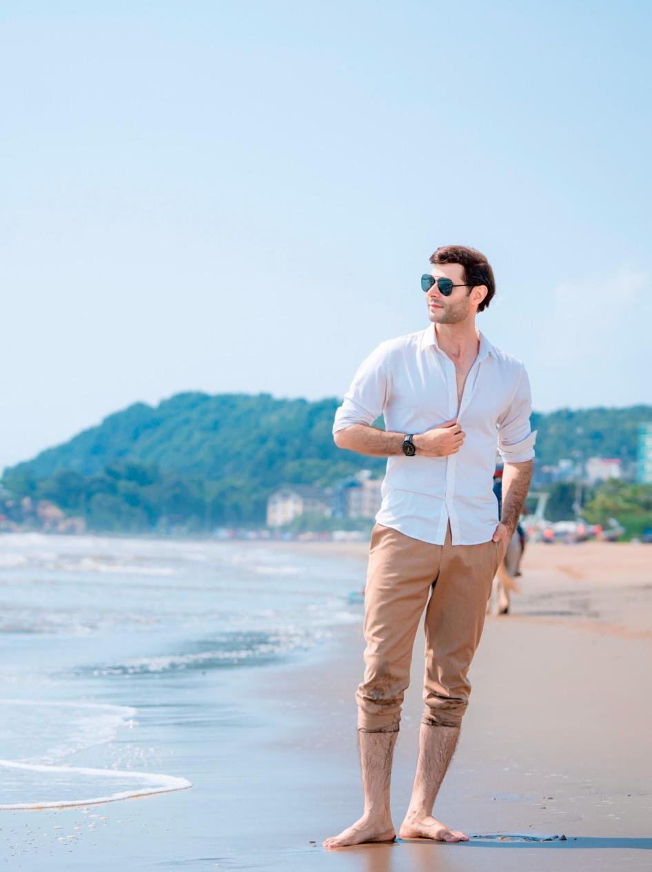 अभिनेता चार्ली विन 41 वर्ष की उम्र में ट्रेंडी फैशन स्टाइल के साथ आगे बढ़ते हुए - फोटो 5. Diễn viên Charlie Win lão hóa ngược ở tuổi 41 với phong cách thời trang thời thượng - Ảnh 5.