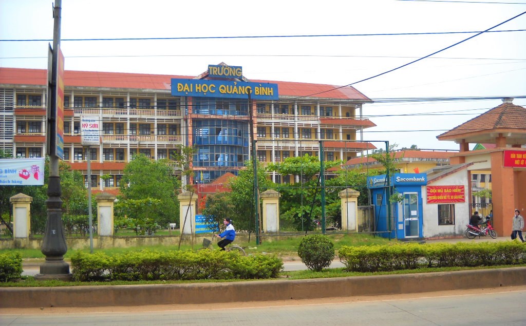 Thi hành kỷ luật hiệu trưởng, kế toán trưởng Trường Đại học Quảng Bình - Ảnh 1.