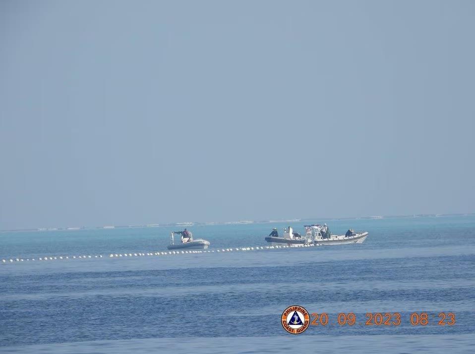 The Philippines talks about a special operation to cut buoy lines set up by China - Photo 1.