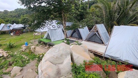 Vụ homestay trên núi Cấm: Buộc phải tháo dỡ, trách nhiệm thuộc về ai? - Ảnh 1.