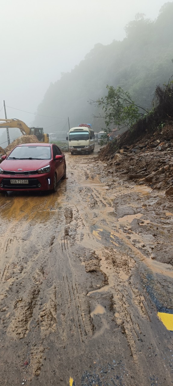 Đường lên Cửa khẩu quốc tế Cầu Treo thông tuyến trở lại sau sự cố sạt lở - Ảnh 2.