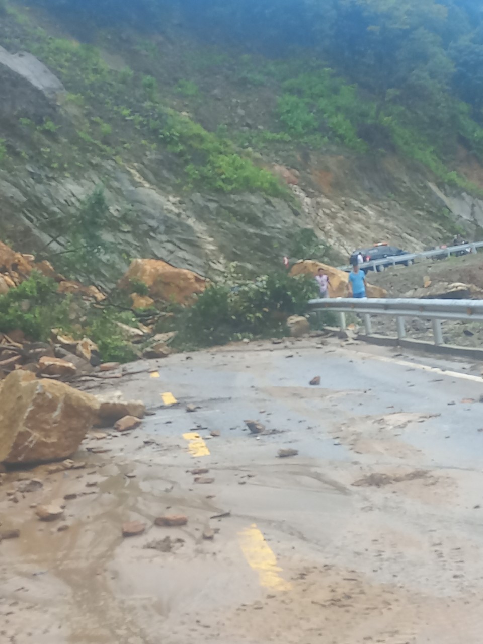 Sạt lở nghiêm trọng trên Quốc lộ 8A, đường đi Cửa khẩu quốc tế Cầu Treo bị tê liệt - Ảnh 3. Sạt lở nghiêm trọng trên Quốc lộ 8A, đường đi Cửa khẩu quốc tế Cầu Treo bị tê liệt - Ảnh 3.