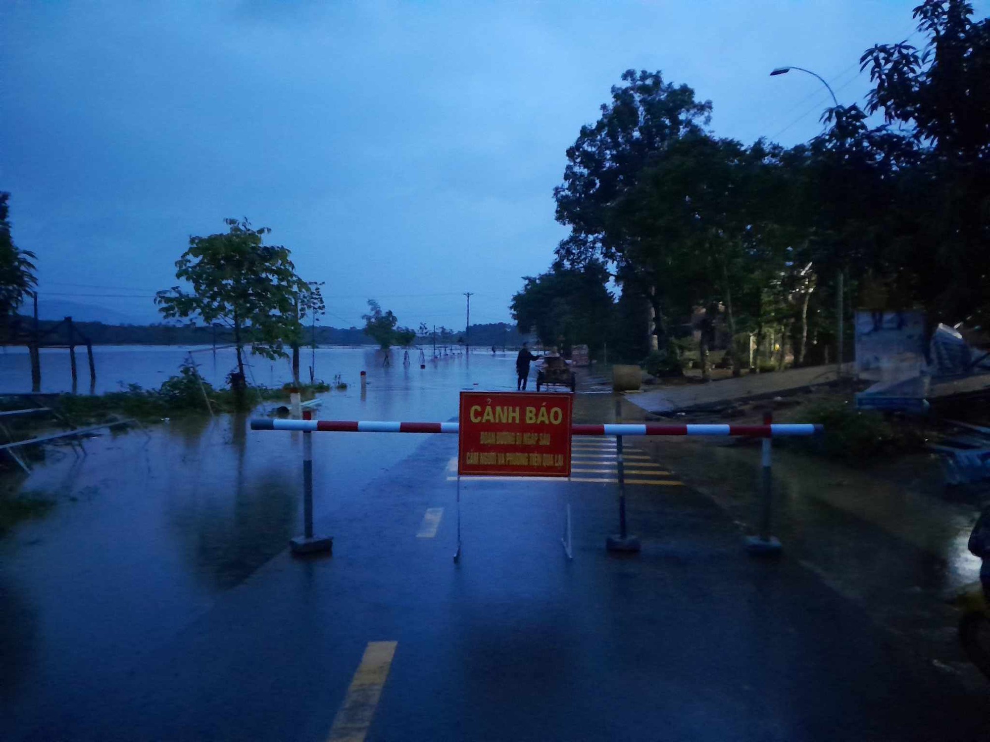 Sạt lở nghiêm trọng trên Quốc lộ 8A, đường đi Cửa khẩu quốc tế Cầu Treo bị tê liệt - Ảnh 7. Sạt lở nghiêm trọng trên Quốc lộ 8A, đường đi Cửa khẩu quốc tế Cầu Treo bị tê liệt - Ảnh 7.