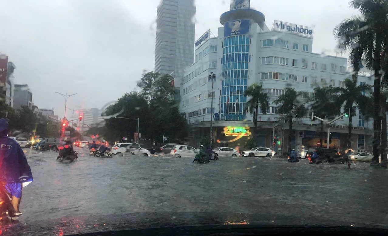 Nhiều địa phương, tuyến đường ở Thanh Hóa và Nghệ An bị chia cắt, cô lập do mưa lớn - Ảnh 5.