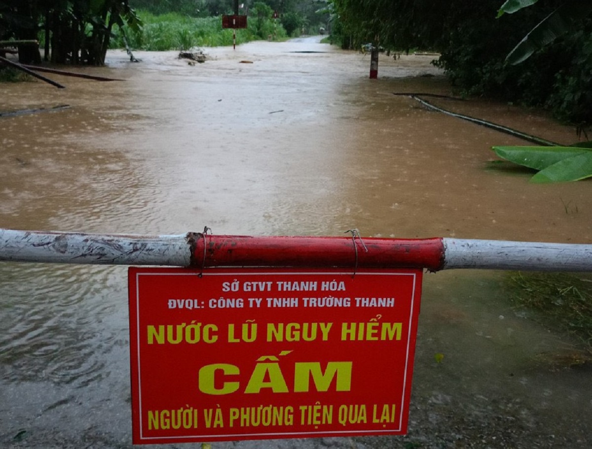 Nhiều địa phương, tuyến đường ở Thanh Hóa và Nghệ An bị chia cắt, cô lập do mưa lớn - Ảnh 4.