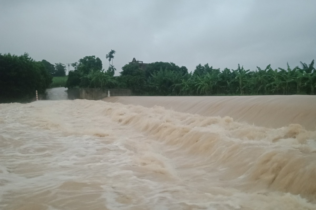 Nhiều địa phương, tuyến đường ở Thanh Hóa và Nghệ An bị chia cắt, cô lập do mưa lớn - Ảnh 2.