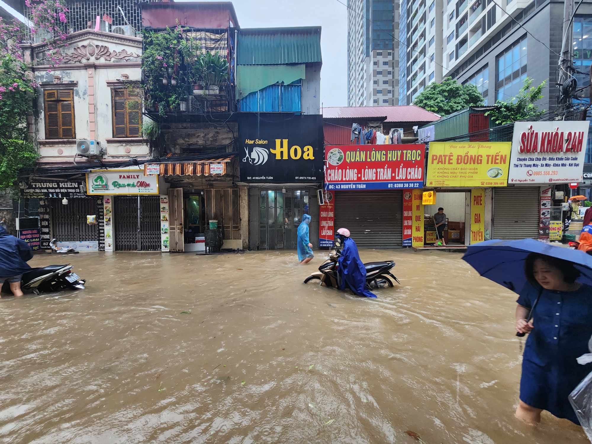 Giao thông Hà Nội tê liệt trong trận mưa lớn đầu ngày - Ảnh 11.