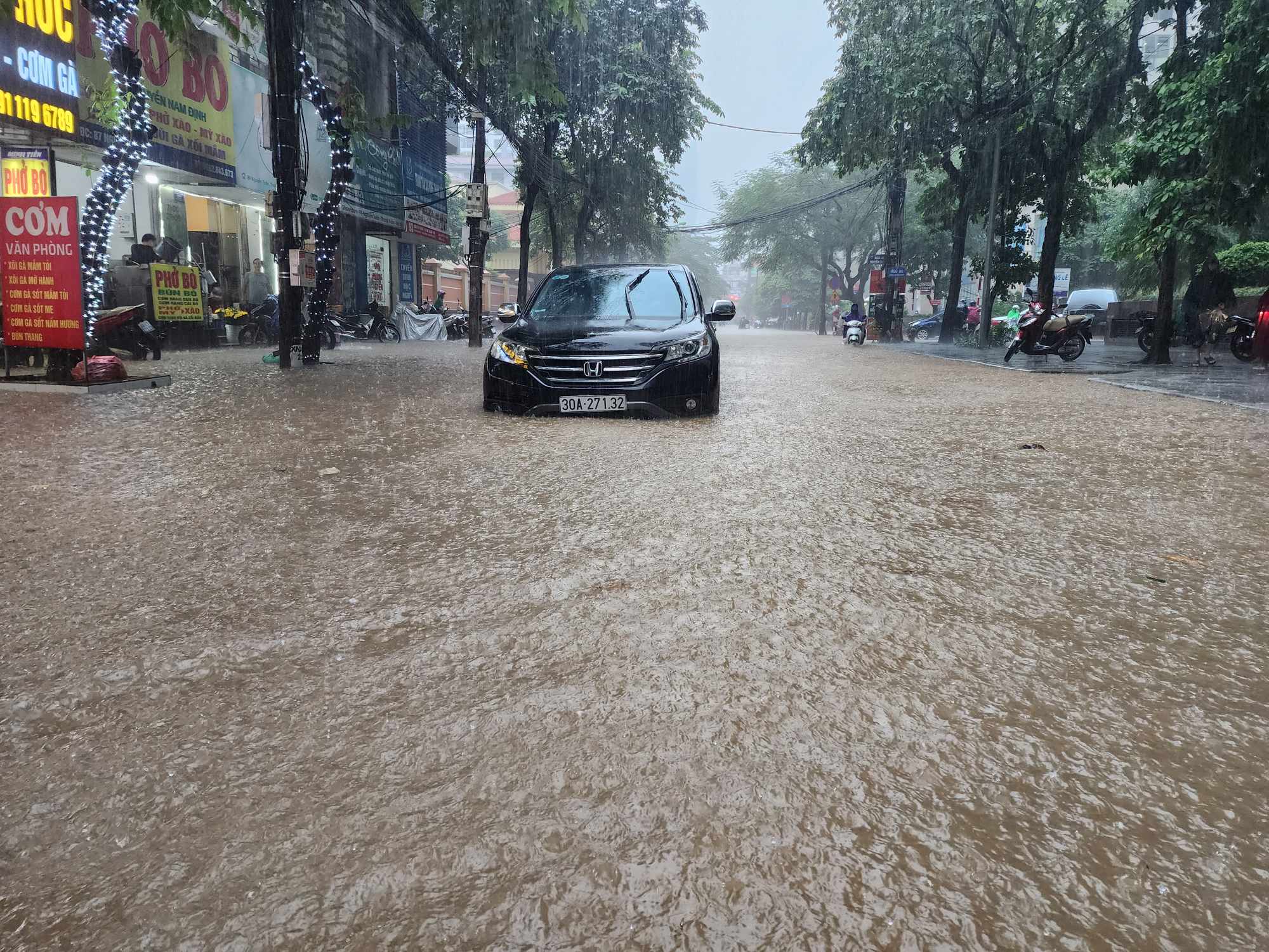 Giao thông Hà Nội tê liệt trong trận mưa lớn đầu ngày - Ảnh 10.