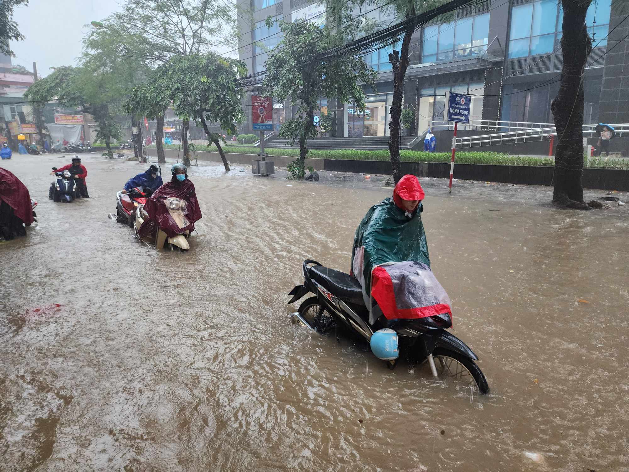 Giao thông Hà Nội tê liệt trong trận mưa lớn đầu ngày - Ảnh 12.