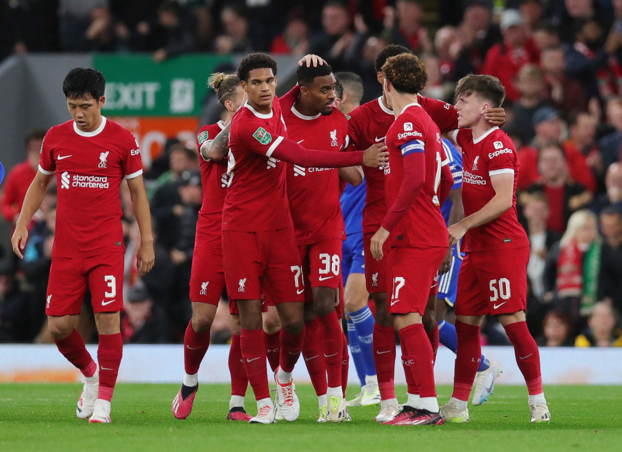 Sốc: Man City cúi đầu rời League Cup, Liverpool ngược dòng chật vật ở Leicester - Ảnh 8.