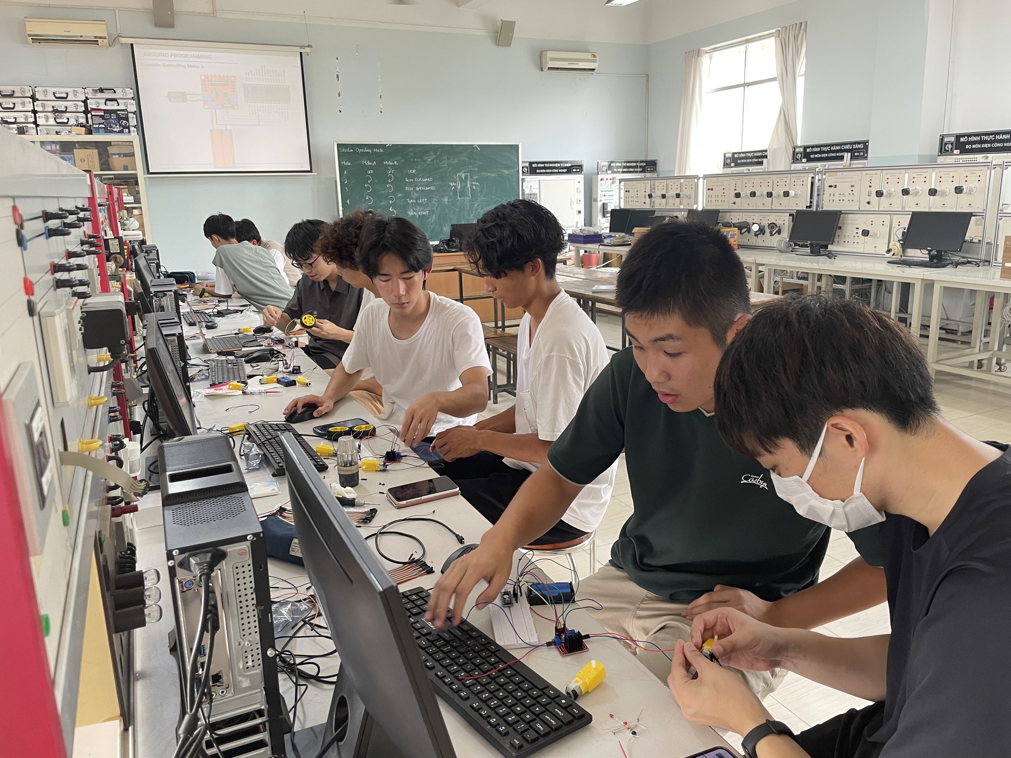 Sinh viên Nhật đến Việt Nam học nghề, đón Trung thu - Ảnh 1.
