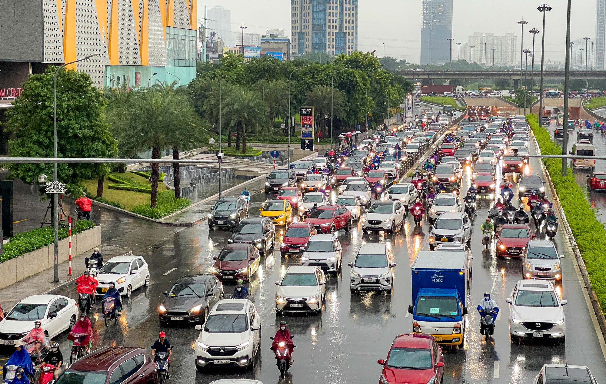 Giao thông Hà Nội tê liệt trong trận mưa lớn đầu ngày - Ảnh 5.