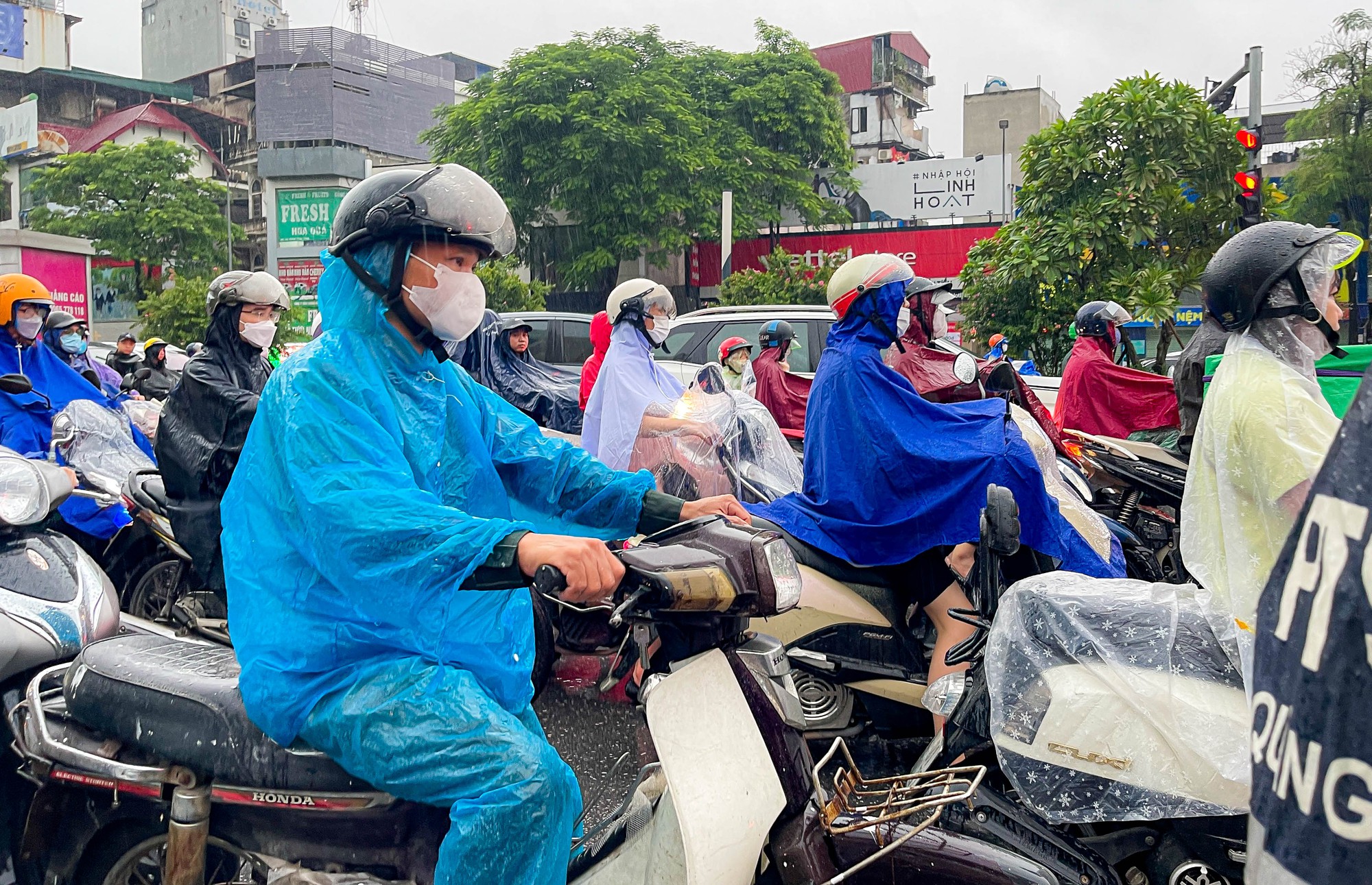 Giao thông Hà Nội tê liệt trong trận mưa lớn đầu ngày - Ảnh 3.