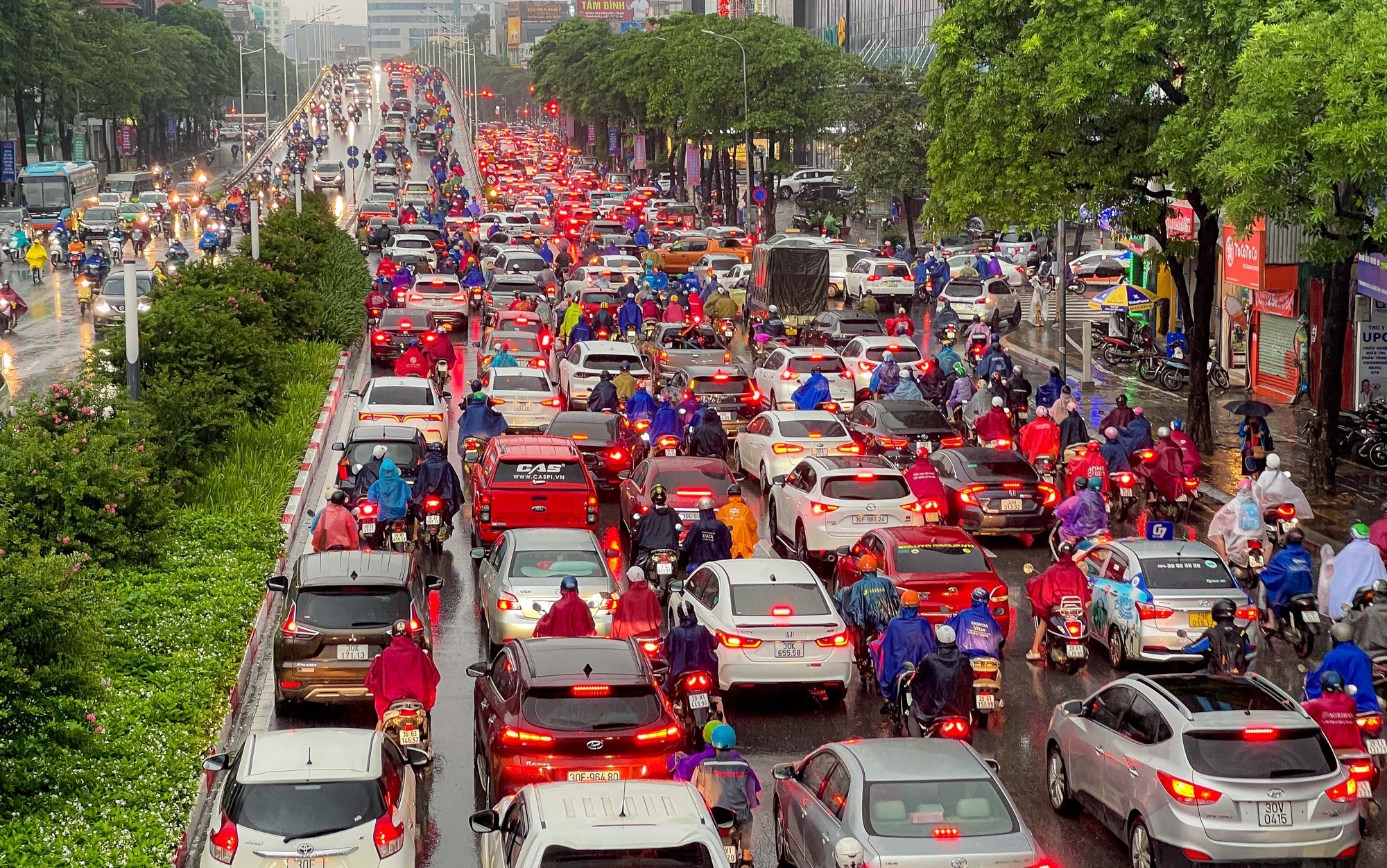 Giao thông Hà Nội tê liệt trong trận mưa lớn đầu ngày - Ảnh 8.