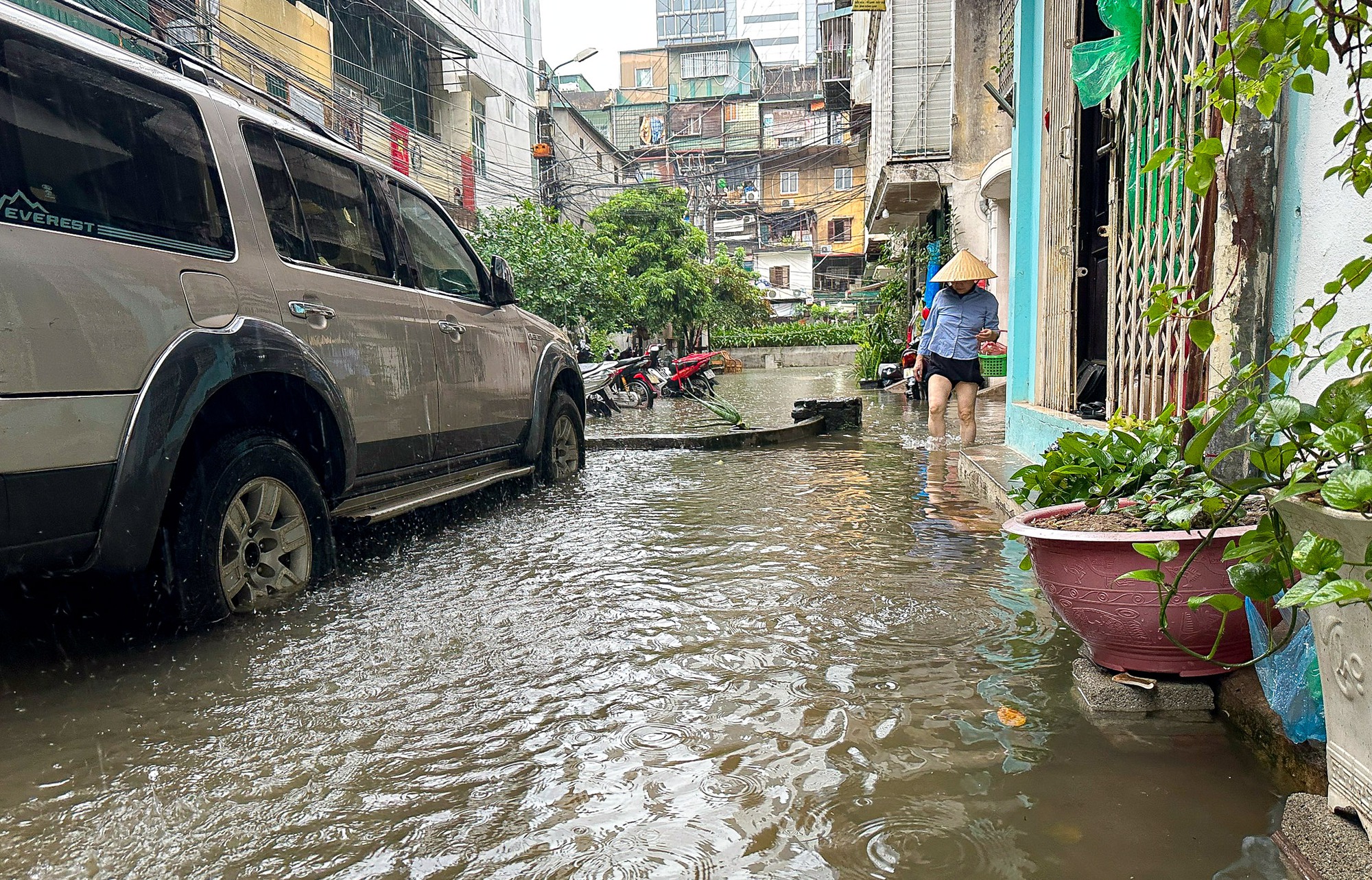 Giao thông Hà Nội tê liệt trong trận mưa lớn đầu ngày - Ảnh 13.