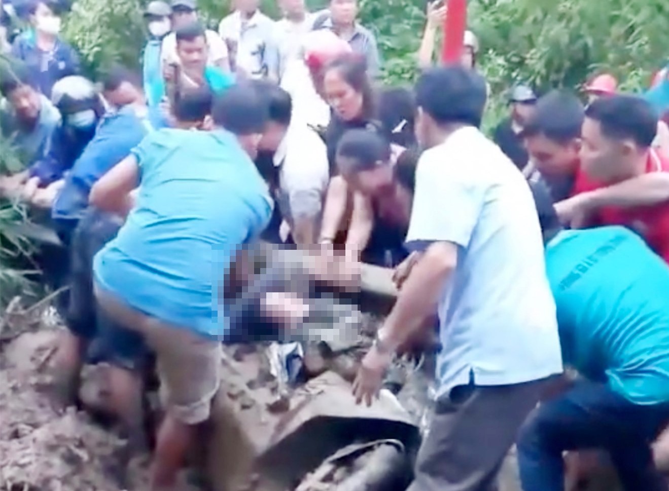 CLIP: Người dân giải cứu 2 cô giáo trẻ bị đất đá trên núi sạt xuống vùi lấp - Ảnh 3.