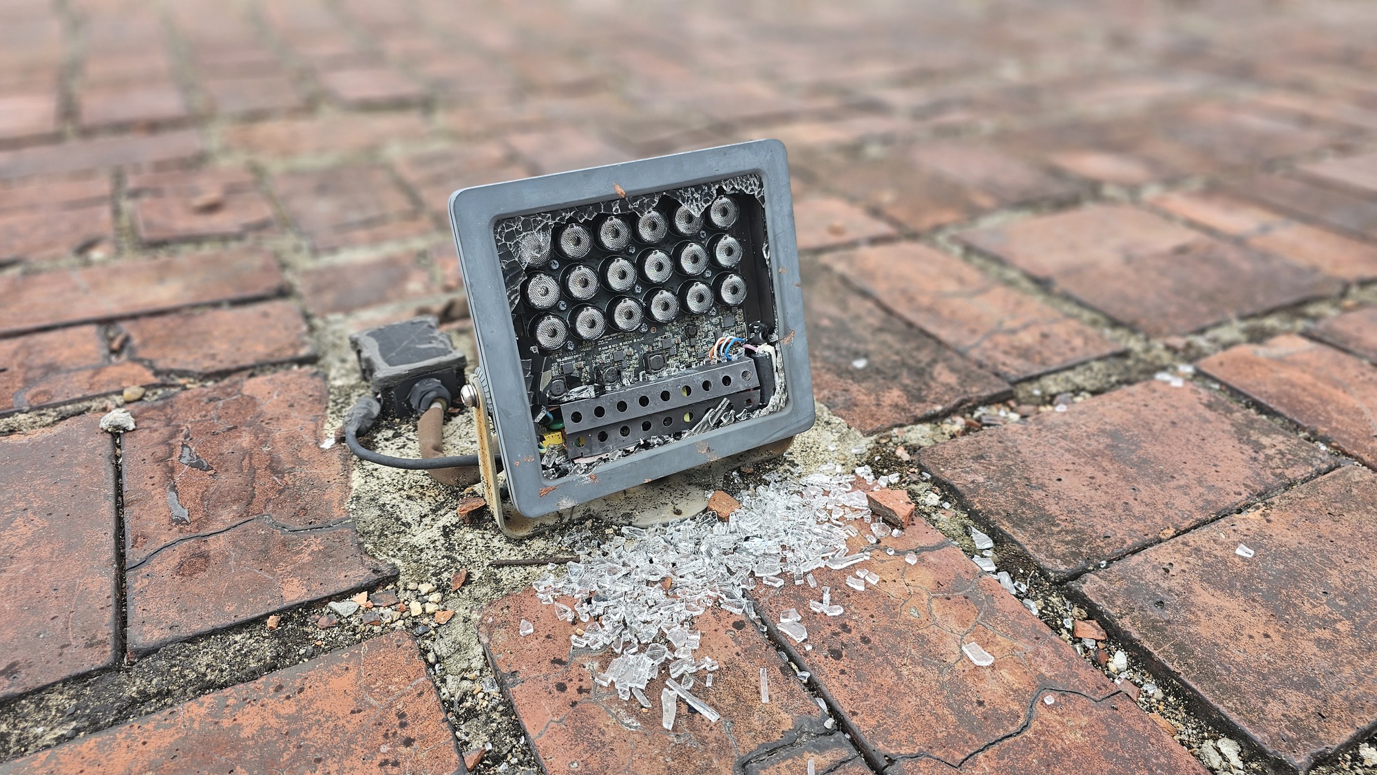 Hàng loạt bộ đèn LED ở di tích Kỳ đài Huế bị đập vỡ - Ảnh 2.