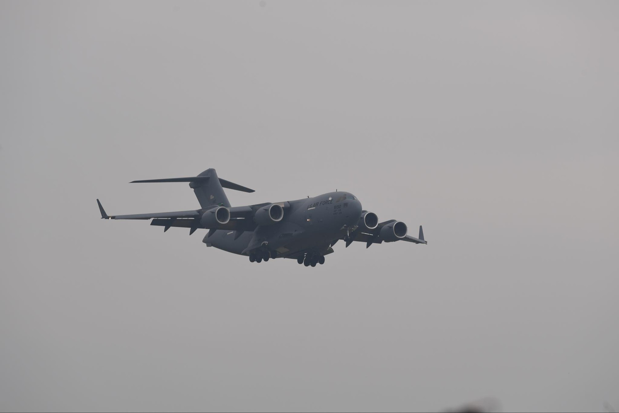 Ngựa thồ C-17 chuyên phục vụ Tổng thống Mỹ liên tiếp đến Hà Nội - Ảnh 1. Ngựa thồ C-17 chuyên phục vụ Tổng thống Mỹ liên tiếp đến Hà Nội - Ảnh 1.