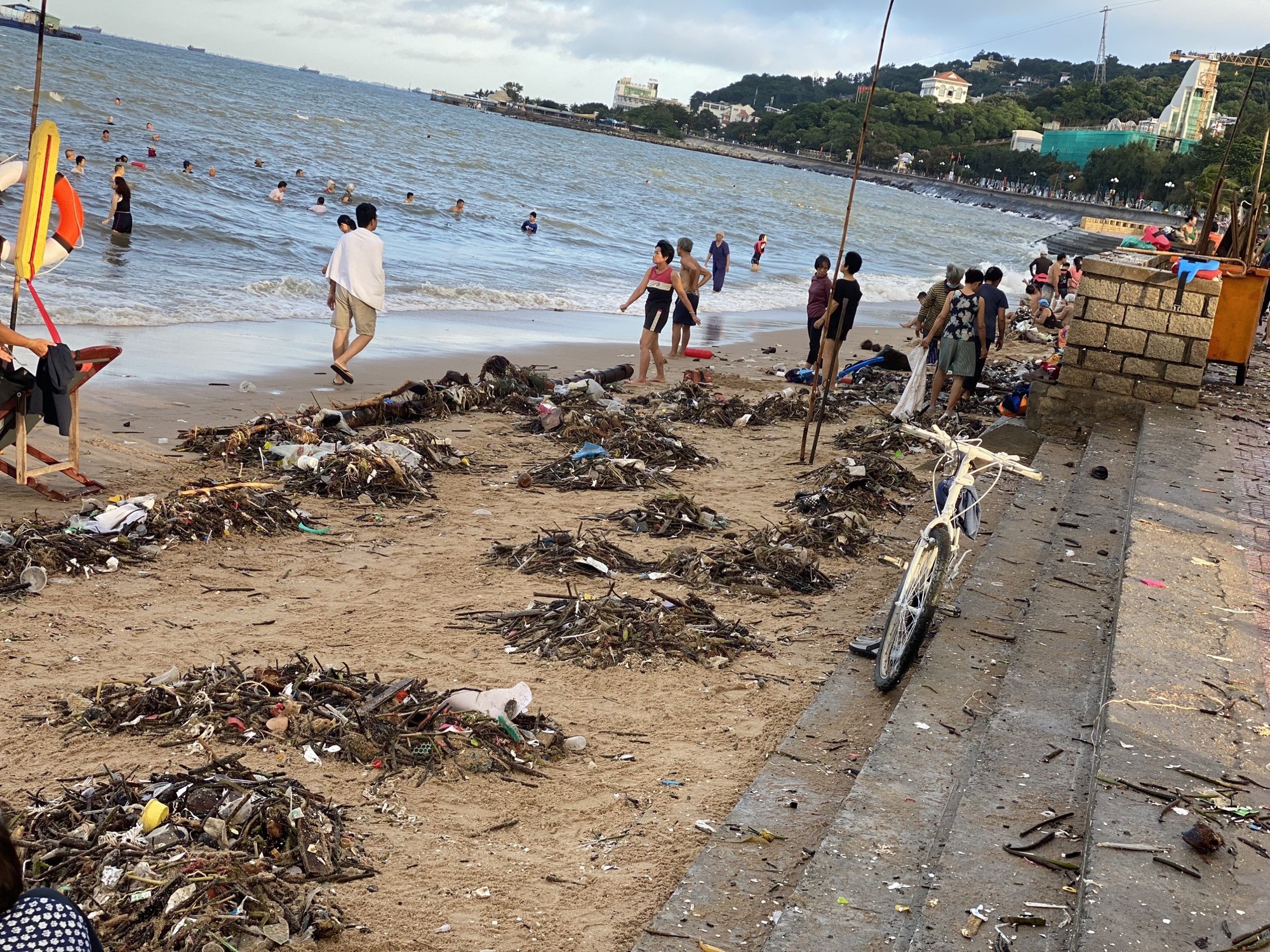 Rác tràn vào bãi biển Vũng Tàu, người dân cùng du khách chung tay thu gom - Ảnh 4. Rác tràn vào bãi biển Vũng Tàu, người dân cùng du khách chung tay thu gom - Ảnh 4.