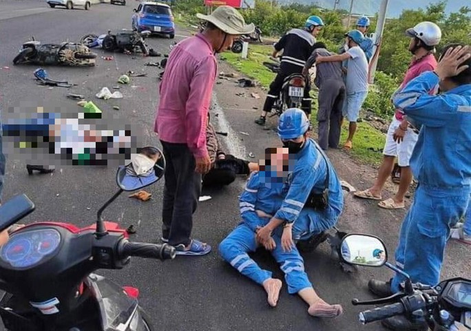 Người cha giao ô tô cho con trai 16 tuổi lái, tông hàng loạt xe máy chờ đèn đỏ - Ảnh 2. Người cha giao ô tô cho con trai 16 tuổi lái, tông hàng loạt xe máy chờ đèn đỏ - Ảnh 2.