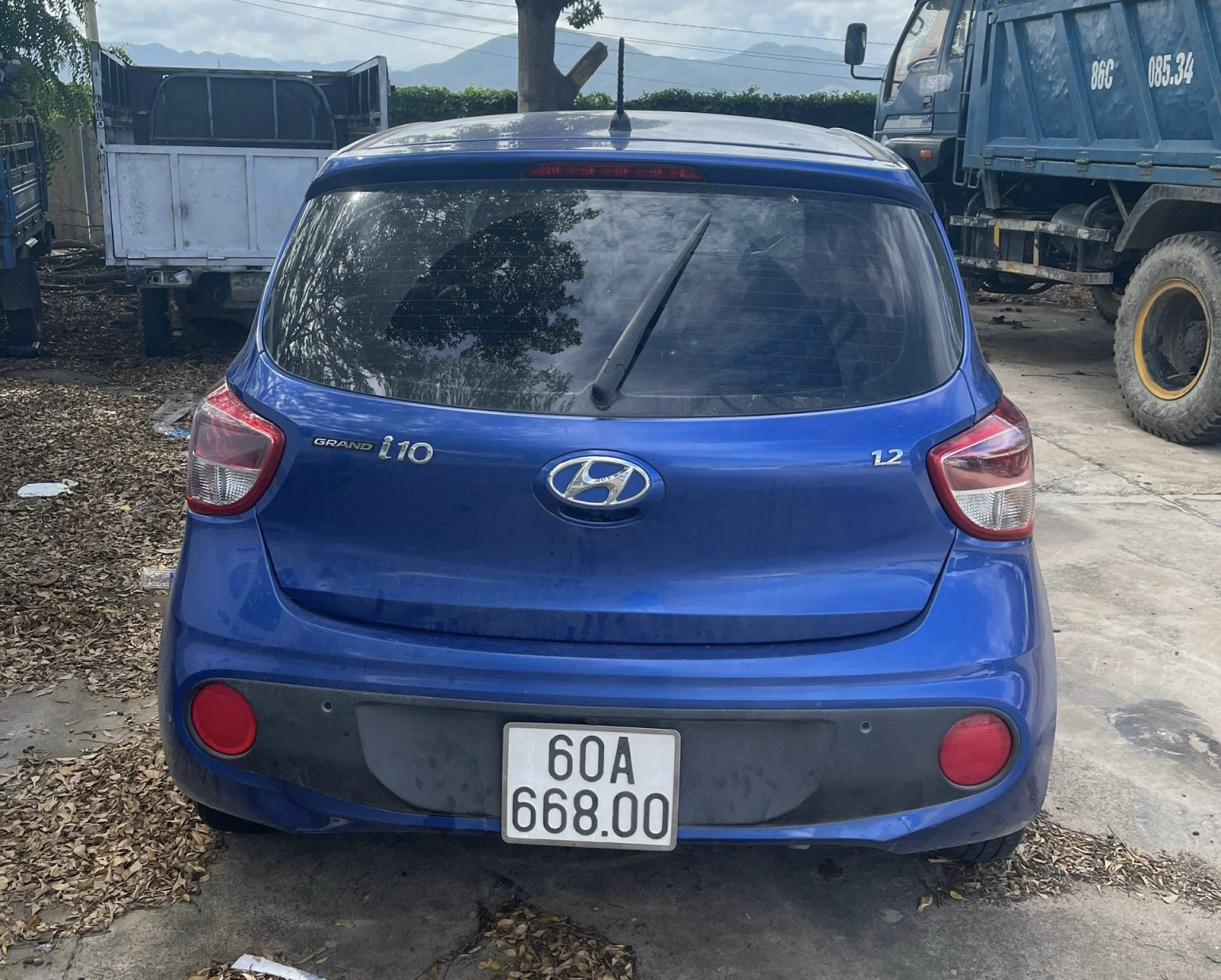 Người cha giao ô tô cho con trai 16 tuổi lái, tông hàng loạt xe máy chờ đèn đỏ - Ảnh 1. Người cha giao ô tô cho con trai 16 tuổi lái, tông hàng loạt xe máy chờ đèn đỏ - Ảnh 1.