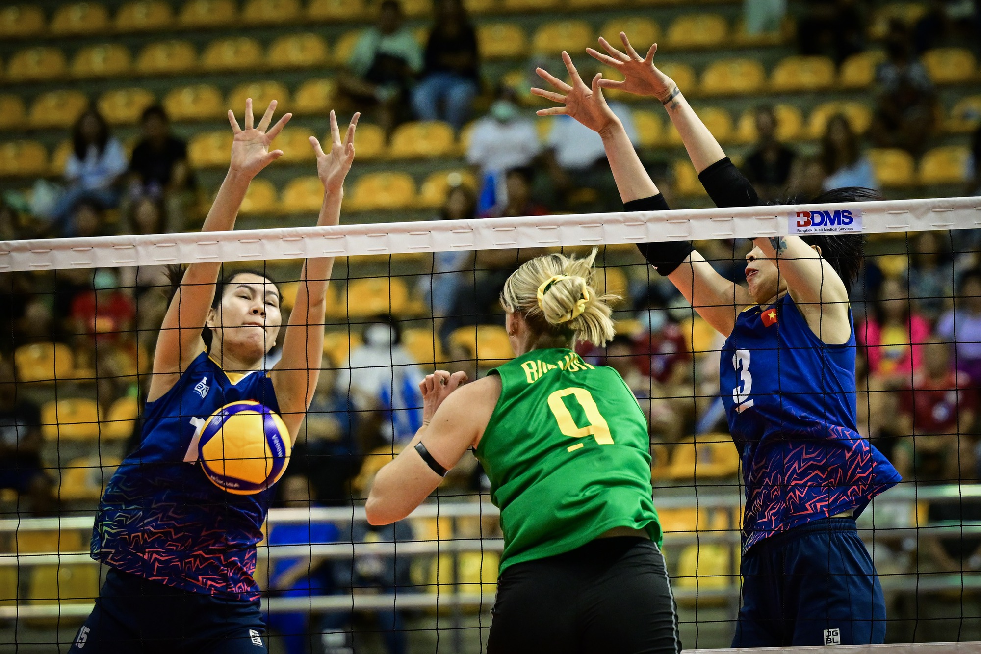 Thắng đậm Úc, tuyển nữ Việt Nam lập kỳ tích bóng chuyền châu Á - Ảnh 3.
