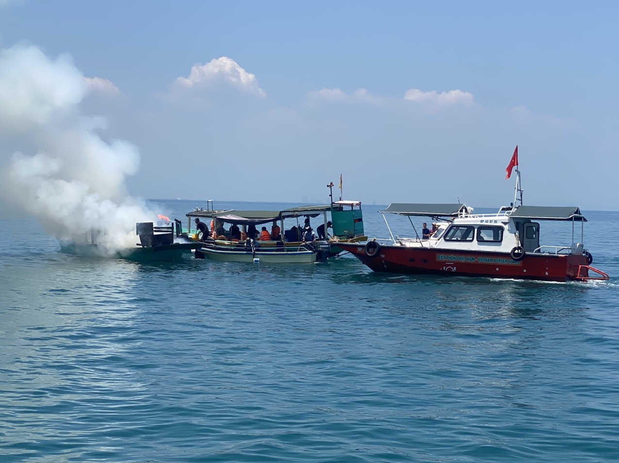 Ghe chở cán bộ khu bảo tồn Cù Lao Chàm bị cháy, 3 người bị bỏng - Ảnh 1. Ghe chở cán bộ khu bảo tồn Cù Lao Chàm bị cháy, 3 người bị bỏng - Ảnh 1.