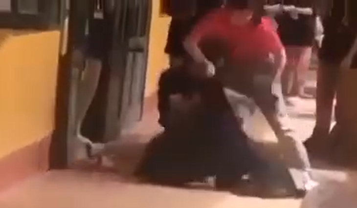 Xôn xao thông tin, clip nữ sinh quỳ trước lớp xin cô tha cho em đến kiệt sức - Ảnh 1. Xôn xao thông tin, clip nữ sinh quỳ trước lớp xin cô tha cho em đến kiệt sức - Ảnh 1.