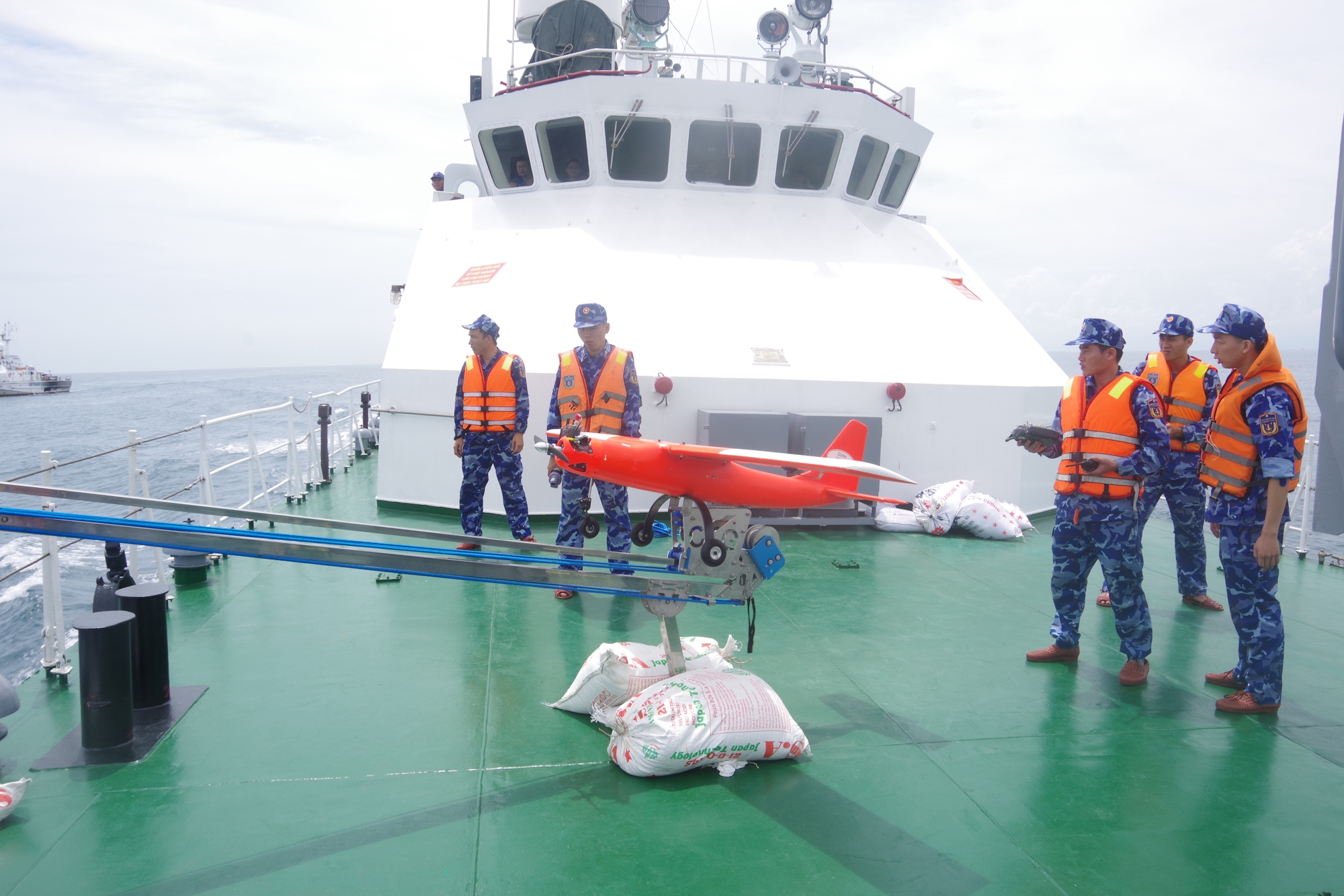 Bộ Tư lệnh Vùng Cảnh sát biển 2 diễn tập, bắn đạn thật trên biển - Ảnh 5. Bộ Tư lệnh Vùng Cảnh sát biển 2 diễn tập, bắn đạn thật trên biển - Ảnh 5.