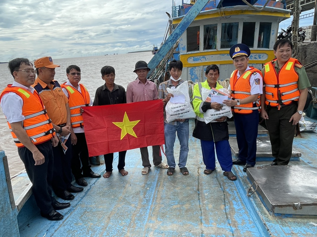 Chương trình “Cảnh sát biển đồng hành với ngư dân” tại Bến Tre - Ảnh 3.