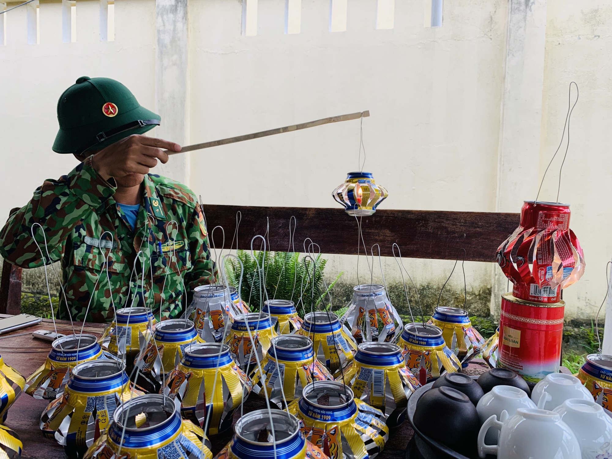 Rụng tim với clip chú bộ đội múa lân siêu dễ thương cho trẻ vùng cao - Ảnh 3. Rụng tim với clip chú bộ đội múa lân siêu dễ thương cho trẻ vùng cao - Ảnh 3.