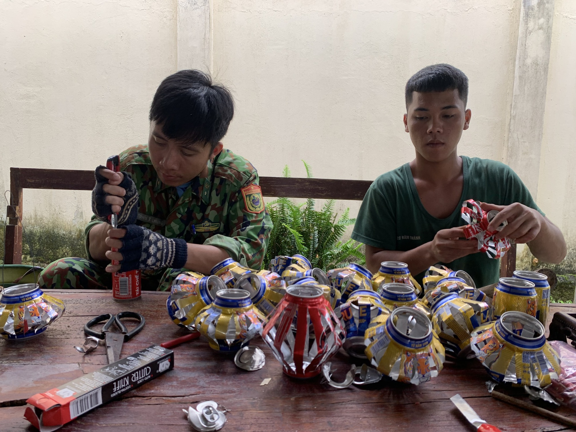 Rụng tim với clip chú bộ đội múa lân siêu dễ thương cho trẻ vùng cao - Ảnh 2. Rụng tim với clip chú bộ đội múa lân siêu dễ thương cho trẻ vùng cao - Ảnh 2.