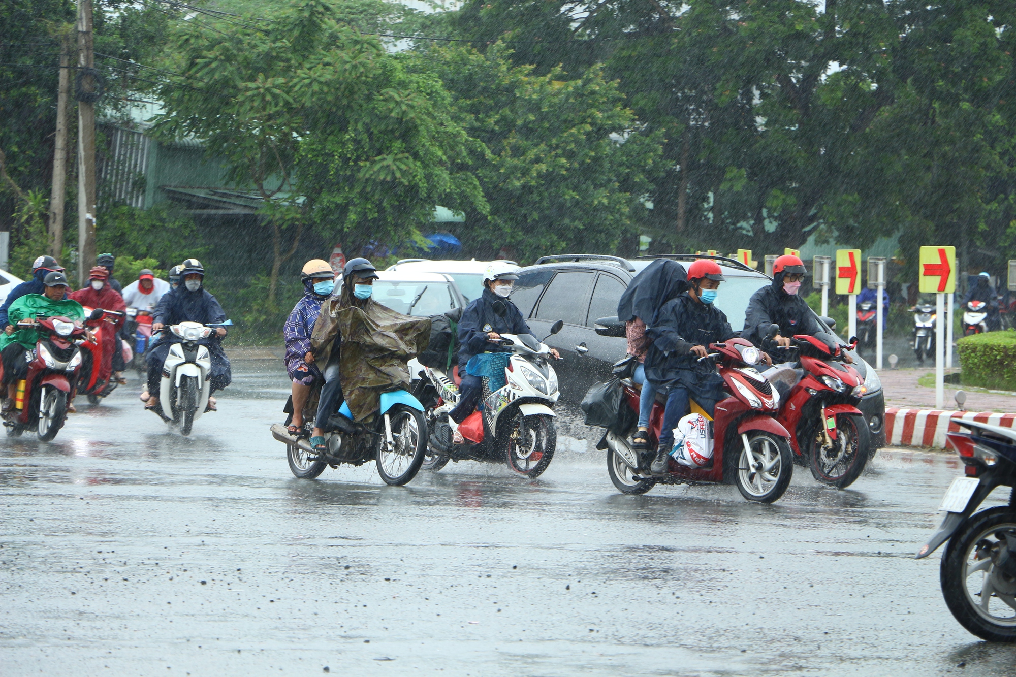 Người dân đội mưa quay lại TP HCM và Đông Nam Bộ sau kỳ nghỉ lễ - Ảnh 6.