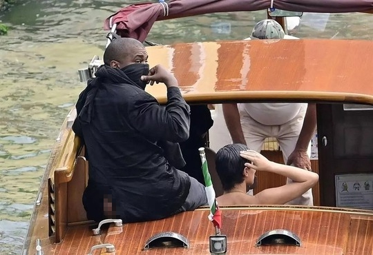 Kanye West và vợ bị cấm cửa vì hành vi thô tục - Ảnh 2.