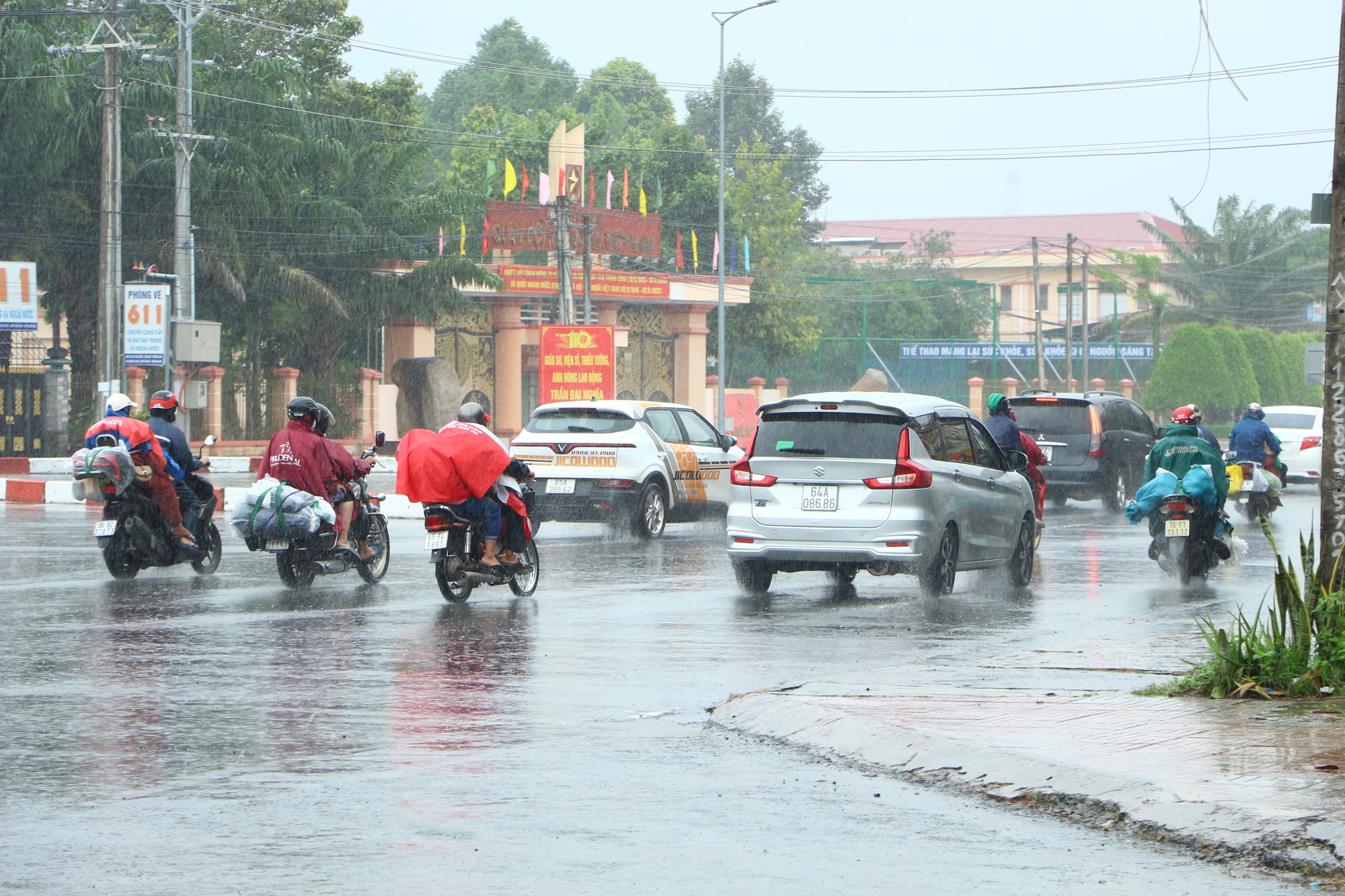 Người dân đội mưa quay lại TP HCM và Đông Nam Bộ sau kỳ nghỉ lễ - Ảnh 8.