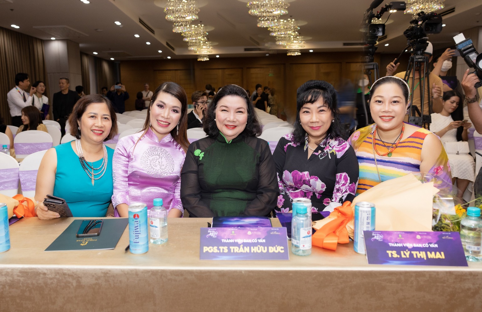 O que a Dra. Ly Thi Mai compartilhou na coletiva de imprensa Women's Heart - Pearl Heart - Foto 3. Tiến sĩ Lý Thị Mai chia sẻ điều gì trong họp báo Trái tim phụ nữ - Trái tim ngọc trai - Ảnh 3.