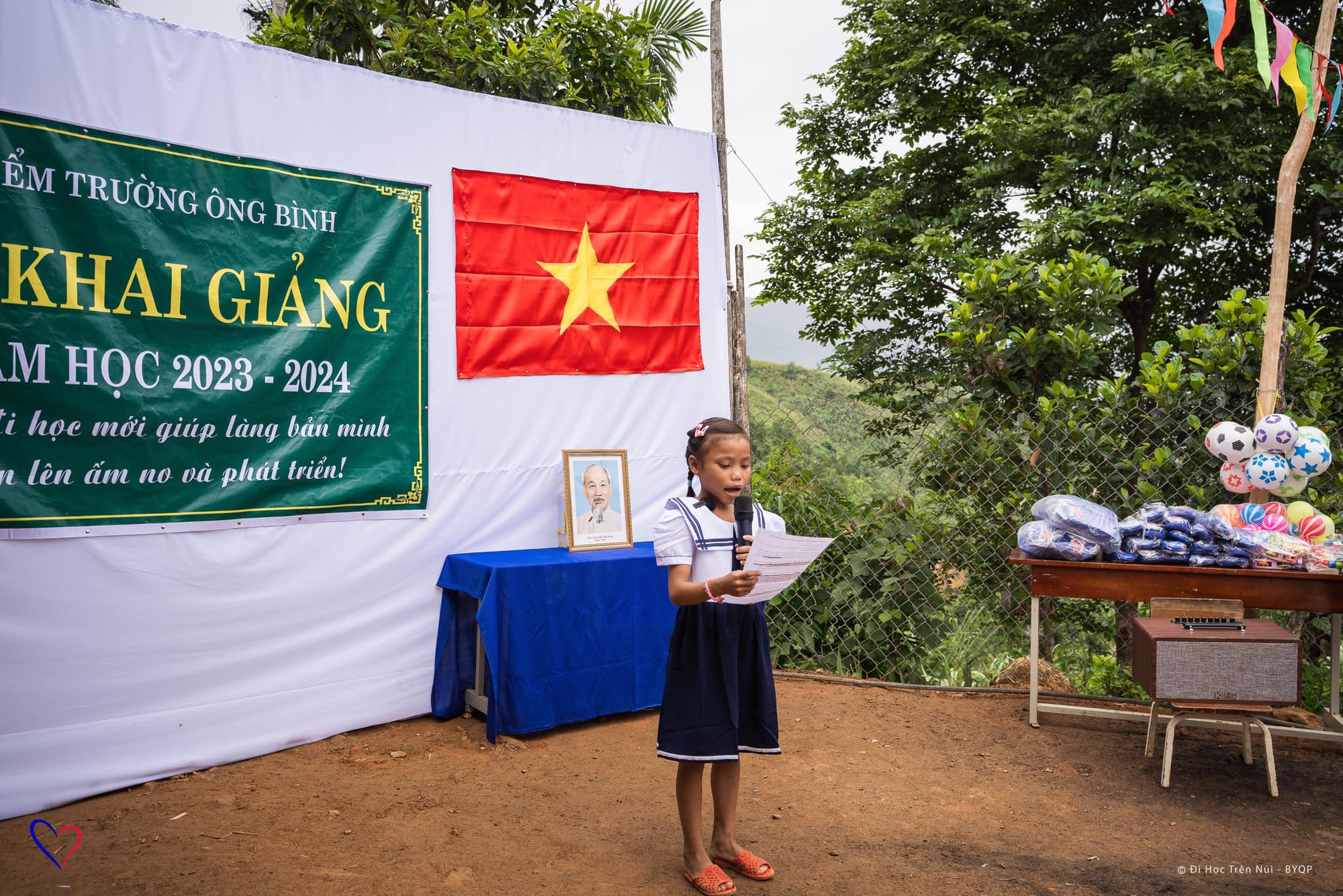 Xúc động lễ khai giảng của học trò vùng cao Quảng Nam và huyện đảo Trường Sa - Ảnh 13.