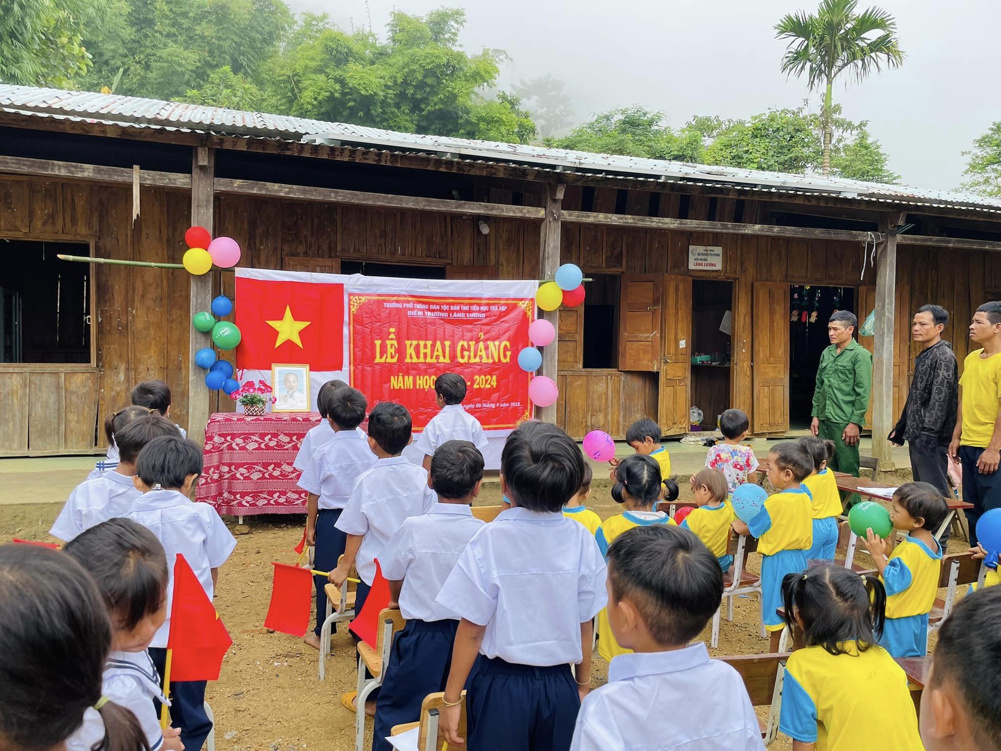 Xúc động lễ khai giảng của học trò vùng cao Quảng Nam và huyện đảo Trường Sa - Ảnh 7.