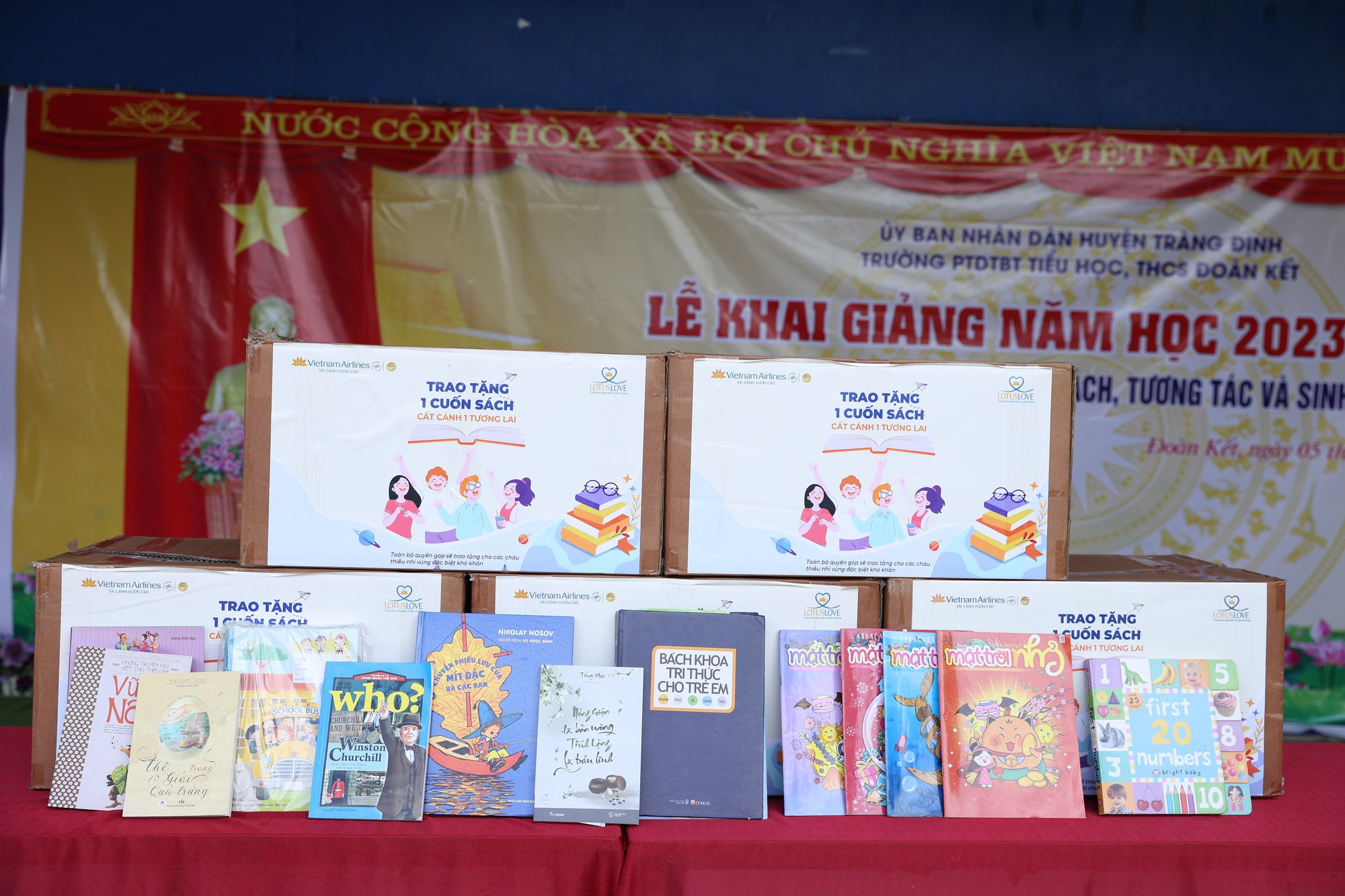 Vietnam Airlines xây dựng Thư viện xanh cho trẻ em tại vùng cao đặc biệt khó khăn - Ảnh 7.