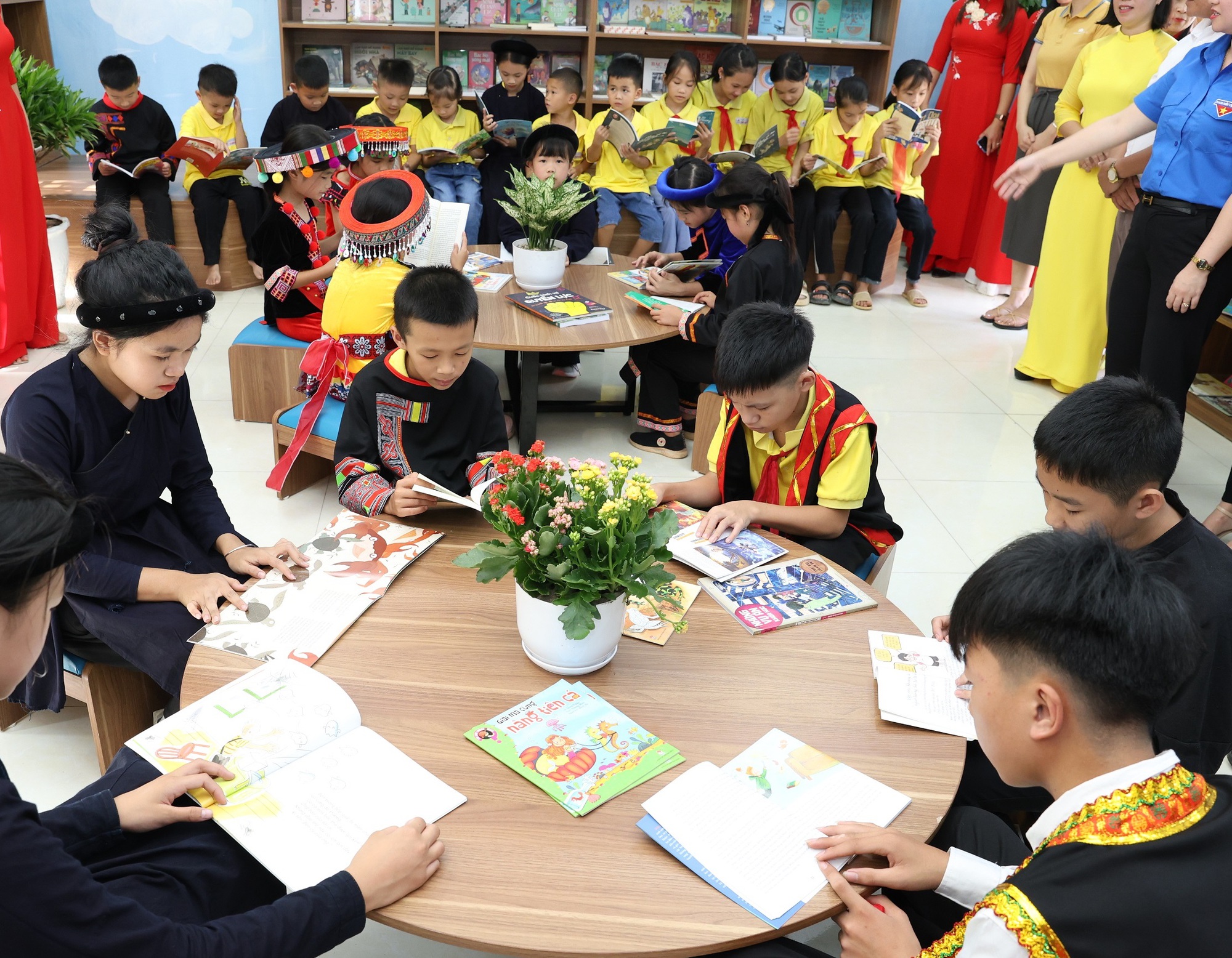 Vietnam Airlines xây dựng Thư viện xanh cho trẻ em tại vùng cao đặc biệt khó khăn - Ảnh 8.
