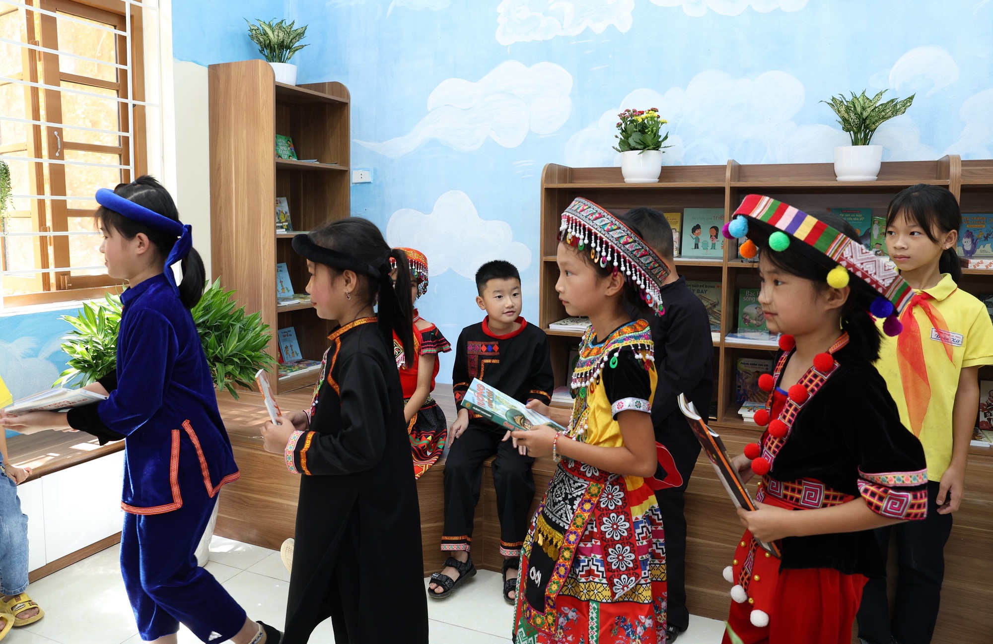 Vietnam Airlines xây dựng Thư viện xanh cho trẻ em tại vùng cao đặc biệt khó khăn - Ảnh 9.